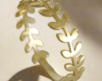 Könnte beinhalten: Ein goldener Ring mit einem zarten Blattdesign. Der Ring ist aus Metall und hat einen schlichten, eleganten Stil.