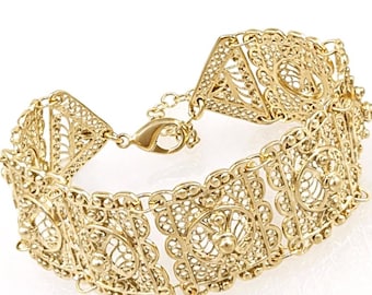 Elegante bracciale vintage in filigrana dorata con pannelli decorativi – Gioiello artigianale di grande impatto. Bali