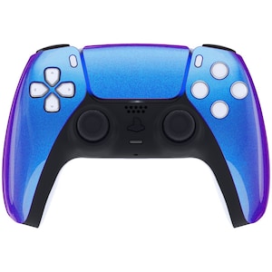 Puede incluir: Un mando de PlayStation 5 azul y morado iridiscente con botones negros y un logotipo de PlayStation blanco.