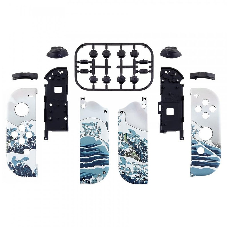 Peut inclure: Un ensemble de pi&egrave;ces de rechange pour une manette Nintendo Switch. L'ensemble comprend deux panneaux lat&eacute;raux avec un motif de vague bleu et blanc, deux boutons noirs, deux joysticks noirs et une face avant noire. Les pi&egrave;ces sont emball&eacute;es dans un plateau en plastique transparent.