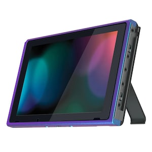 Puede incluir: Una consola Nintendo Switch morada y azul con una pata de cabra negra. La consola está en una funda protectora.