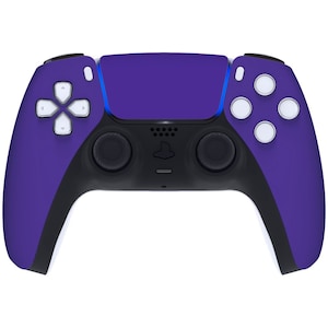 Puede incluir: Un mando inalámbrico PlayStation 5 DualSense de color morado con detalles en negro. El mando tiene un logotipo de PlayStation blanco y botones blancos.
