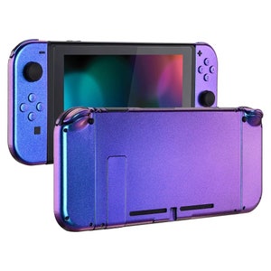 Könnte beinhalten: Eine Nintendo Switch Konsole in einem schillernden Lila- und Blauton mit einem schwarzen Bildschirm und einer schwarz-weißen Tastenanordnung. Die Konsole ist geschlossen und die Rückseite ist sichtbar.