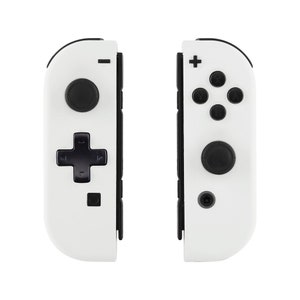 Puede incluir: Un par de mandos Joy-Con blancos para Nintendo Switch con botones negros. El Joy-Con izquierdo tiene una cruz direccional negra y un botón negro en la parte superior. El Joy-Con derecho tiene botones negros para A, B, X, Y, y un botón negro en la parte superior.
