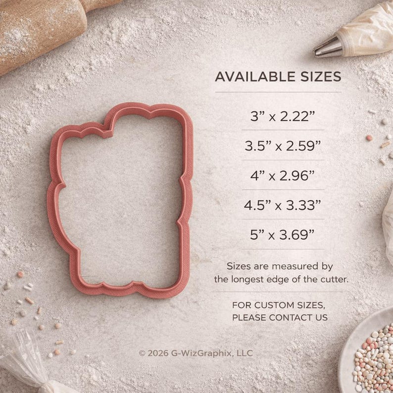 Puede incluir: Un cortador de galletas rosa con forma de mano y borde festoneado. Se muestran las tallas disponibles: 7,6 cm x 5,6 cm, 8,9 cm x 6,6 cm, 10,2 cm x 7,5 cm, 11,4 cm x 8,5 cm y 12,7 cm x 9,4 cm. Tallas personalizadas disponibles.