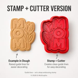 Puede incluir: Un juego de cortador y sello de galletas con la forma de la palabra "MOM" con un tulip&aacute;n. El juego incluye un ejemplo de galleta horneada y un cortador de pl&aacute;stico rojo. El texto "STAMP + CUTTER VERSION" est&aacute; en la parte superior.