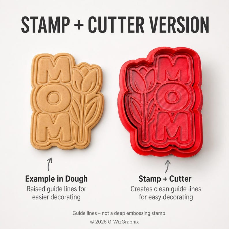 Puede incluir: Un juego de cortador y sello de galletas con la forma de la palabra "MOM" con un tulip&aacute;n. El juego incluye un ejemplo de galleta horneada y un cortador de pl&aacute;stico rojo. El texto "STAMP + CUTTER VERSION" est&aacute; en la parte superior.