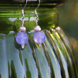 Elegante calcedonia de lavanda y pendientes individuales de perla rosa LCE3344