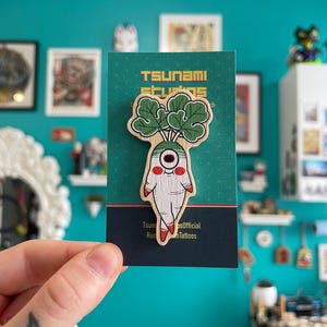 Spilla in legno Daikon Yokai