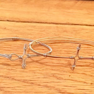 Peut inclure: Ensemble de trois bols gigognes en céramique avec une finition mate mouchetée dans les tons de bleu, vert et blanc. Les bols varient en taille, le plus grand mesurant environ 15 cm de diamètre.