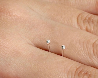 Coppia di orecchini color argento con brillantini | Polizia di Stato