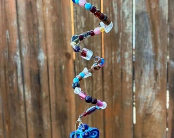 Dzwonek wietrzny spiralny z koralikami i ręcznie malowanymi kwiatami, niebieski dzwonek z terakoty, szklane koraliki i kamień ochronny, metal z recyklingu, dekoracja ogrodowa w stylu boho