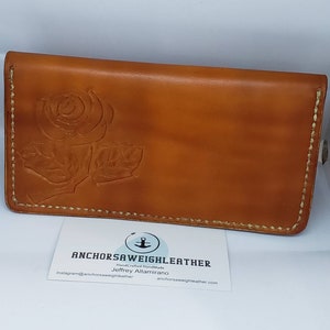 Funda para chequera de cuero con diseño de rosas