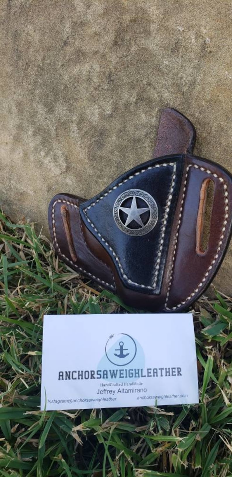 Op de afbeelding: Een bruine leren holster met een zwarte leren voering en een zilveren stervormig metalen accent. De holster is handgemaakt en gemaakt door AnchorSawWeighLeather. De visitekaartje bevat de tekst "Handcrafted Handmade Jeffrey Altamirano" en de Instagram-handle "@anchorsawweighleather".