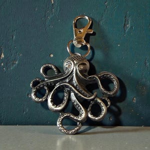 Steampunk Silver Octopus Purse Charm – Coastal Nautical Bag Charm & Ocean Lover Keychain Gift for Her, Sea life Accessory, Beach Lover Gifts