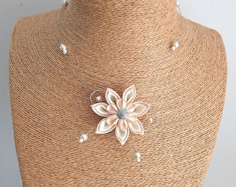 Collier fleur kanzashi, mariage, cérémonie, et ses perles magiques coloris champagne et écru