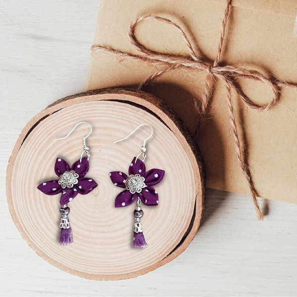 Boucles d'oreilles fleurs en tissu violet à pois blanc avec son pompon et ces perles