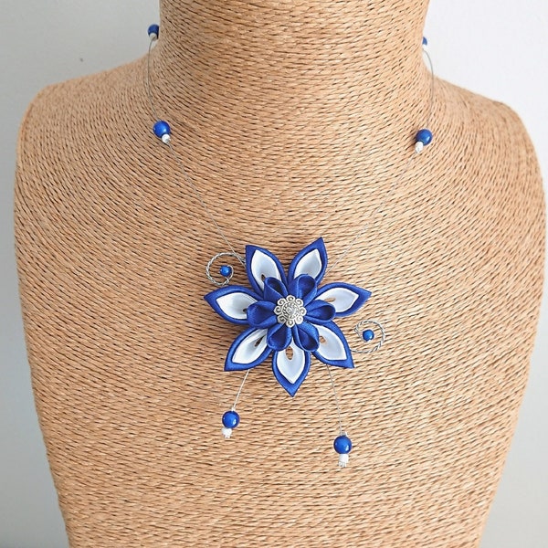 Collier fleur kanzashi, mariage, cérémonie, et ses perles magiques coloris bleu roi et blanc