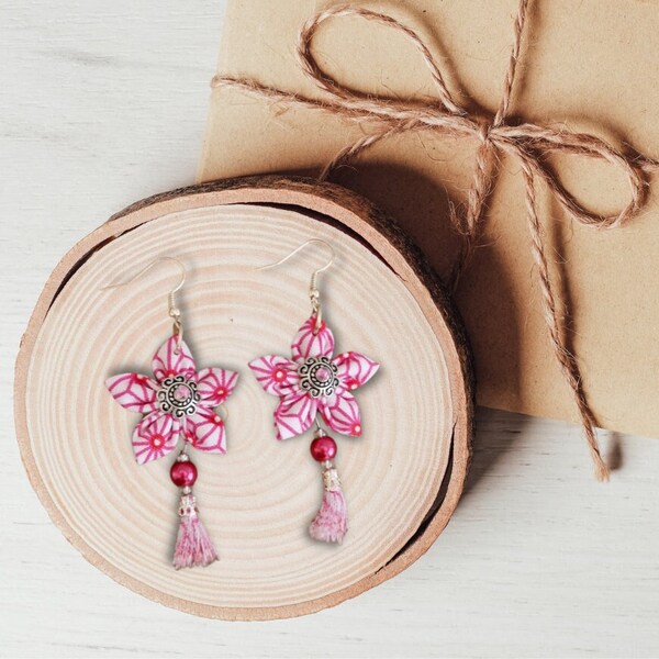 Boucles d'oreilles fleurs en tissu blanc aux motifs rayés rose avec son pompon et ces perles