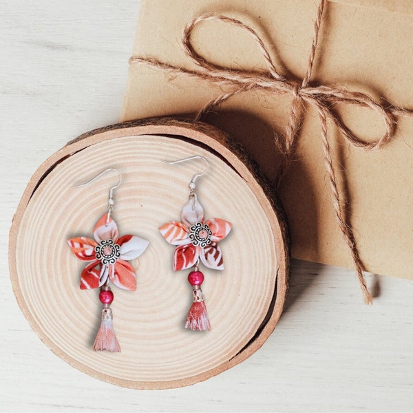 Boucles d'oreilles fleurs en tissu blanc aux motifs saumon, rouge, et marron avec son pompon et ces perles