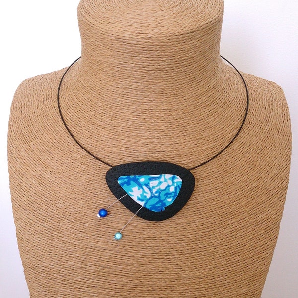 Collier pendentif futuriste noir/bleu/turquoise et blanc et ses planètes