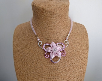 Collier pendentif alu rose clair / hammer argenté et sa fleur en satin