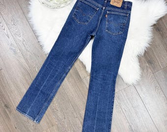 Calça jeans Levi's Vintage 517 tamanho 26, cor laranja, lavagem escura, corte slim, boca de sino e modelagem flare.