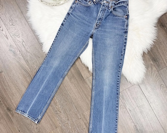 Levi's Vintage 517 de talla 25/26, lavado medio, corte ajustado, bota y pierna acampanada.