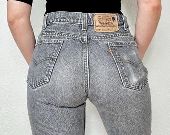 Levi's Vintage 505 de talla 28, color negro descolorido, gris y naranja, corte ajustado y pierna recta.