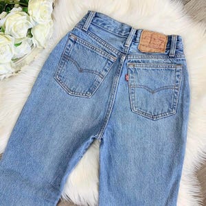 XS/24 Vintage 80s 501 Light Medium Wash High Waisted Slim Fit Tapered Leg Levis