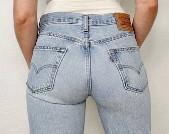 Calça jeans Levi's Vintage 501, lavagem clara, corte slim e perna reta, tamanho 29/30.