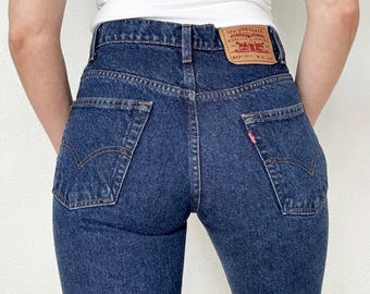 Levi's Vintage 517 de talla 26/27, corte ajustado, bota y pierna acampanada, lavado oscuro.