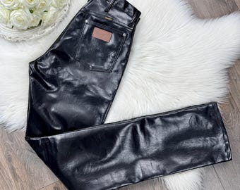 Sz 28 Vintage Wrangler Schwarz Vinyl Pleather Hohe Taille Slim Fit Jeans mit geradem Bein