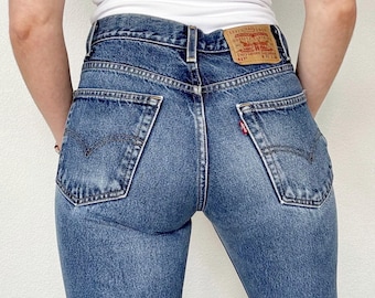 Calça jeans Levi's Vintage 517, lavagem média, corte justo, boca de sino e modelagem flare, tamanho 27/28.