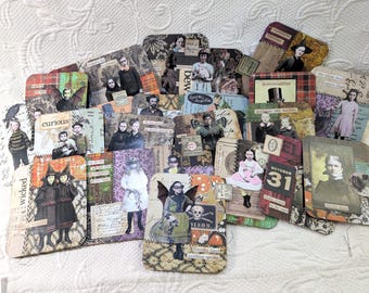 Könnte beinhalten: Eine Sammlung rechteckiger Papieranhänger mit fotocollagen im Vintage-Stil von Kindern und Erwachsenen in Kostümen, mit Textelementen wie 'curious', 'wicked' und 'October 31'. Die Designs enthalten Karomuster, florale Motive und dunkle, stimmungsvolle Bilder.