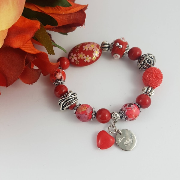 Bracelet rouge doté d’howlite. magnestite, Pierre de rivière pierres gemmes naturelles avec Kashmiri perle caractéristique et breloque coeur en verre