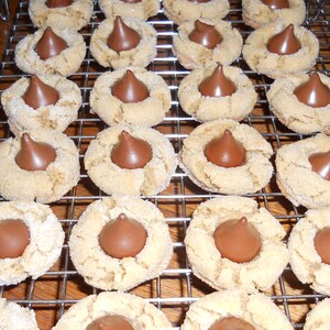 Galletas caseras de mantequilla de cacahuete con forma de flor, 2 docenas