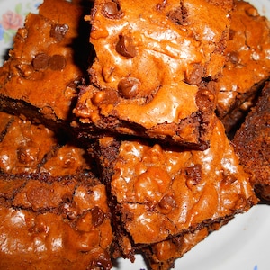 Brownies de chocolate caseros y esponjosos, postre horneado masticable, productos horneados