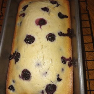 Pan casero de limón y arándanos, pan glaseado, productos horneados