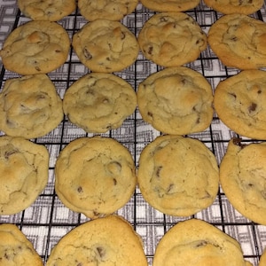Galletas caseras con chispas de chocolate, 2 docenas, recién horneadas, ideales para regalar.