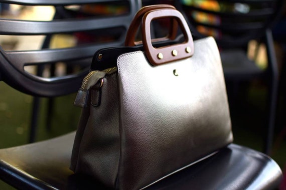Wooden handles classic handbag