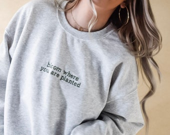 Bloei waar je bent geborduurd crewneck sweatshirt
