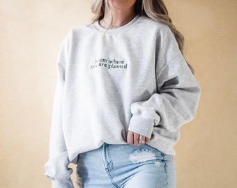 Bloei waar je bent geborduurd crewneck sweatshirt
