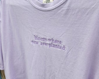 Bloom Where You Are Planted zwart-wit geborduurd shirt