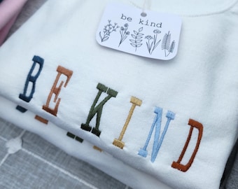 Be Kind-sweater met geborduurde ronde hals