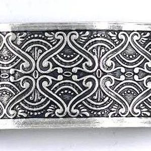 Puede incluir: Hebilla de cinturón de plata con un intrincado diseño geométrico en relieve.