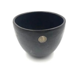 Stor svart terrakottakruka med liten rund metallinsats