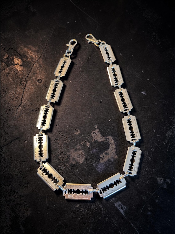 Razor blade pant chain