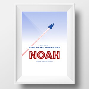 Noah - Druckbare personalisierte Kinderzimmer Dekor - Steely Eyed Missile Man - süßes Baby Geschenk - Baby Druck - Kinderzimmer Druck - Weltraum Druck Noah Name