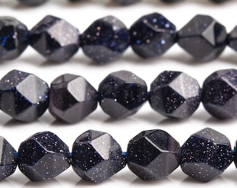 Pode incluir: Um fio de contas de pedras preciosas azul-escuras com um design facetado em forma de estrela. As contas são enfiadas em um fio fino e transparente.